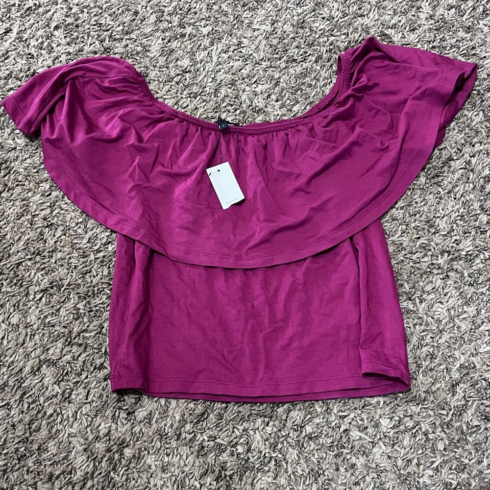 Francesca‘s collection Off-Shoulder Ruffle Top in Magenta
